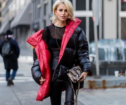 Caroline Daur con un plumífero reversible en un look rockero.