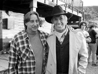 Juanjo Puigcorbé y David Carradine, ayer, durante el rodaje en El Campello.