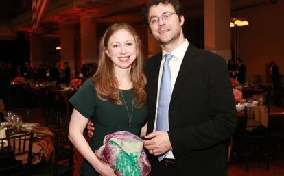 Chelsea Clinton y su marido Marc Mezvinsky.