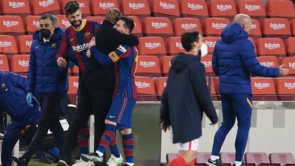 Koeman y Messi se funden en un abrazo tras eliminar al Sevilla en Copa.