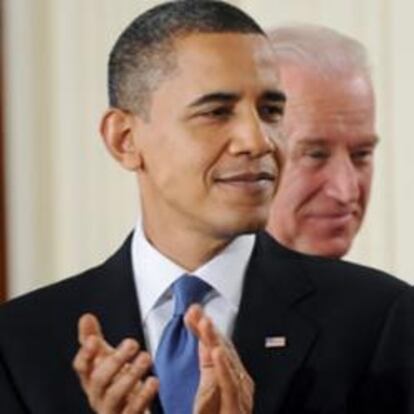 El presidente de EE UU, Barack Obama, y el vicepresidente Joseph Biden aplauden antes de firmar la ley de reforma sanitaria el pasado martes.