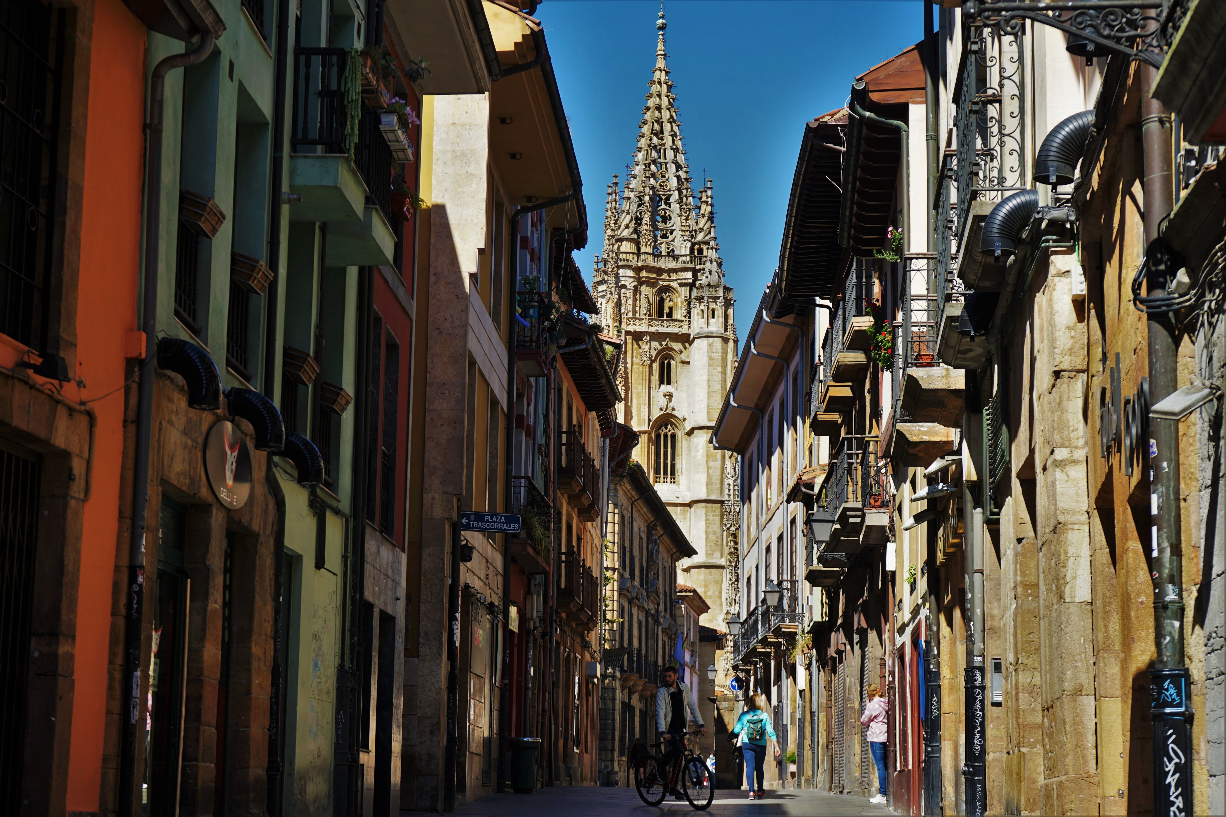 La calle Mon y la catedral de Oviedo.