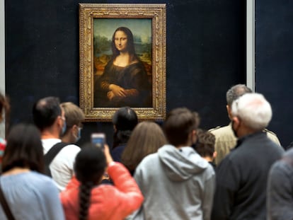 Visitantes con mascarillas protectoras hacen cola para ver 'La Gioconda' de Leonardo Da Vinci en el museo del Louvre el 6 de julio de 2020 en París, Francia.