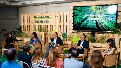 Heineken España informó de los avances de la hoja de ruta sobre sostenibilidad que se marcó para 2025. Un año y medio después de presentar sus metas, la cervecera ha invertido más de 30 millones en proyectos de sostenibilidad. A finales de este año, el 50% de la energía que utilice la filial española será de origen renovable y calcula que la reducción de emisiones de CO2 será de casi 130.000 toneladas. Uno de los retos del plan es hacer el 90% de sus ventas a hostelería en formato reutilizable.