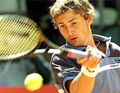 Juan Carlos Ferrero golpea la pelota con decisión.