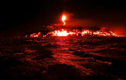 El Etna (ubicado en Sicilia) con más de 3,3 kilómetros de altura, es el volcán más grande de Europa. En los últimos años, las erupciones han sido muy frecuentes.