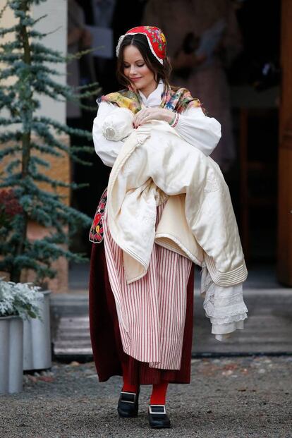 La princesa Sofía ha escogido para la ocasión vestir un traje típico regional.