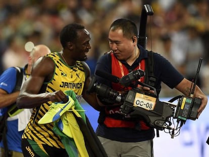 Usain Bolt conversa com o cinegrafista que o atropelou.