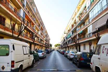 Aspecto de una calle del barrio de Orba en la actualidad, entre los bloques lineales de los años sesenta.