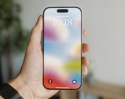 iPhone Pro de Apple sujetado con la mano