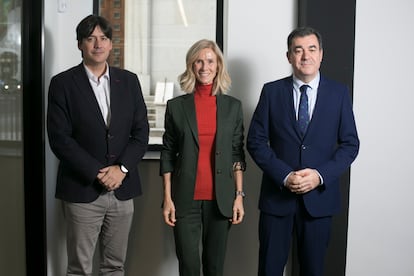 Román Rodríguez (con corbata) y Borja Sánchez, junto a Cristina Garmendia, presidenta de la Fundación Cotec, en Madrid.