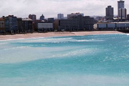 Manchas blancas en el mar, ayer, en las playas urbanas de A Coruña que están siendo rellenadas con caolín.