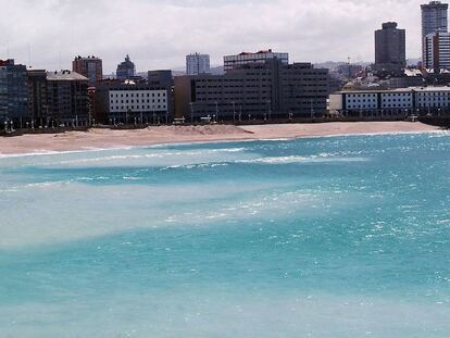 Manchas blancas en el mar, ayer, en las playas urbanas de A Coruña que están siendo rellenadas con caolín.