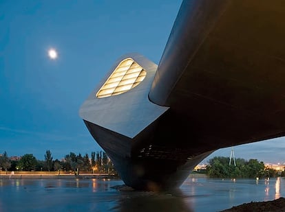Puente sobre el río Ebro diseñado por Zaha Hadid, en Zaragoza.