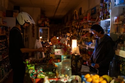 Un hombre trabaja en una tienda en Barcelona, en medio del apagón generalizado que afectó a España, el 28 de abril de 2025. 

 
