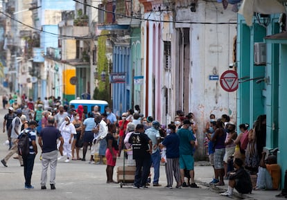 People wait to buy food in Havana in February 2022.