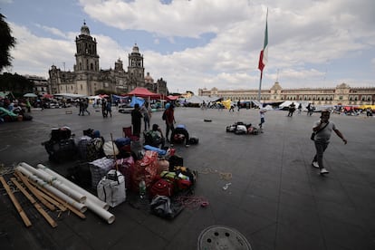 Tras más de tres semanas de plantón, esta tarde los maestros comenzaron a retirarse de la plancha del Zócalo de la Ciudad de México.