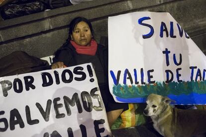 Huelga de hambre en Arequipa. Las mujeres se encargan de dar voz a las protestas anti mineras defendiendo los intereses de las familias agricultoras.