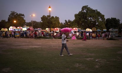 Un vendedor de algodón de azúcar en el parque Puerta de la India en Nueva Delhi, donde la gente de la clase media se reúne en las noches de verano para intentar paliar los efectos de las altas temperaturas veraniegas.