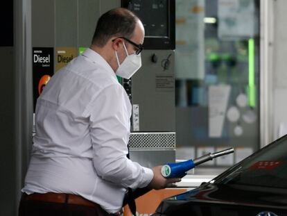 Un hombre reposta su vehículo en una gasolinera, en Madrid.