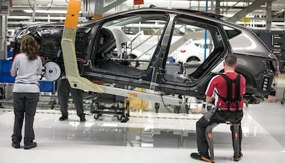 Operarios trabajan en la fábrica de Seat en Martorell.