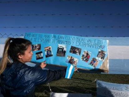 Los allegados de los tripulantes siguen la búsqueda del ARA San Juan desde la base naval de Mar del Plata, llena de mensajes de solidaridad