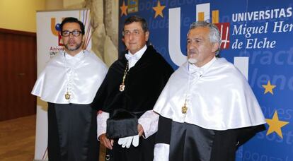 El rector de la Miguel Hern&aacute;ndez en el centro, junto Quique Dacosta y Paco Torreblanca. 