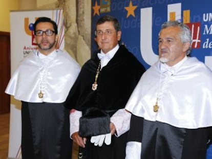 El rector de la Miguel Hern&aacute;ndez en el centro, junto Quique Dacosta y Paco Torreblanca. 