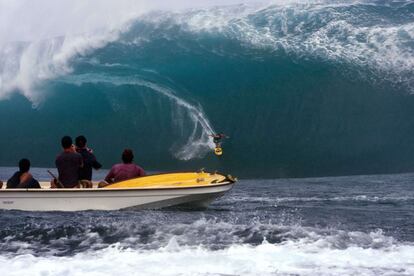 El surfista profesional, Alain Riou, de Tahiti cabalga sobre una ola en Teahupoo, Tahiti. Varios de los surfistas más reconocidos se han reunido en Tahiti para surfear una de las famosas olas de ocho metros de altitud.