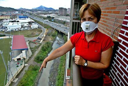 Esther Iglesias, una de las vecinas afectadas por el vertido, señala el lugar del incidente en el cauce del río Castaños, bajo su casa.