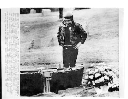 Dan Aykroyd en la tumba de John Belushi.