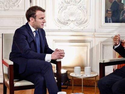 El presidente francés Emmanuel Macron (i) con el consejero delegado de Google Sundar Pichai en un Foro en Versailles, cerca de París.