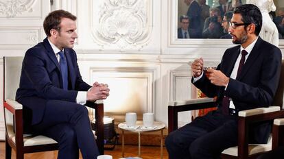 El presidente francés Emmanuel Macron (i) con el consejero delegado de Google Sundar Pichai en un Foro en Versailles, cerca de París.