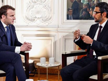 El presidente francés Emmanuel Macron (i) con el consejero delegado de Google Sundar Pichai en un Foro en Versailles, cerca de París.