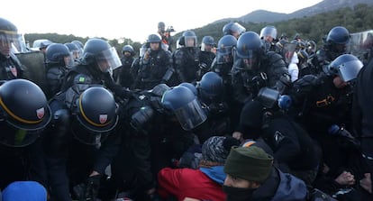 La policia francesa desallotja la protesta de Tsunami Democràtic.