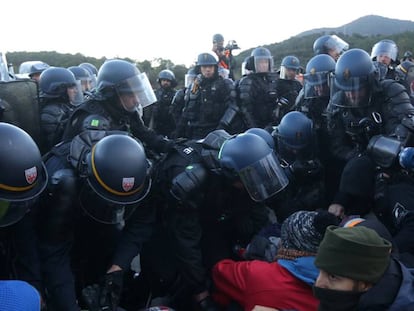 La policia francesa desallotja la protesta de Tsunami Democràtic.