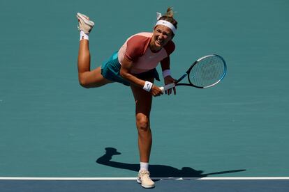 Azarenka sirve duarnte el partido contra Fruhvirtova en Miami.