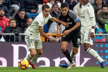 Sergio Reguilón (i), lucha por el balón ante el centrocampista del Sevilla FC Jesús Navas (c).