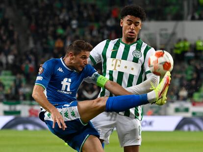 Joaquín controla el balón en el partido de ida ante el Ferencavros, donde el Betis ganó 1-3.