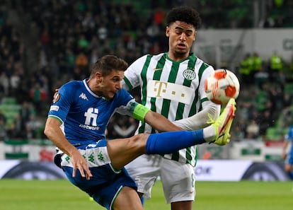 Joaquín controla el balón ante Ryan Mmaee, del Ferencvaros, en Europa League