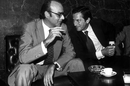 Setembro de 1980. Fernando Abril Martorell, ex vice-presidente para Assuntos Econômicos, e o presidente do Governo, Adolfo Suárez, aproveitam um intervalo do Congresso para conversar no café depois da reestruturação do Governo.