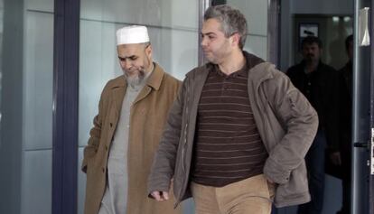 El imán de la mezquita de Terrassa, a la izquierda.