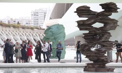 Los invitados durante la inauguración de la muestra que presentó la vicepresidenta de Mercadona, acompañada de su esposo, el empresario Juan Roig, y el artista, Tony Cragg. En la imagen, a la izquierda, la figura 'Tommy', de fibra de vidrio. A la derecha, 'Runner', en bronce. 