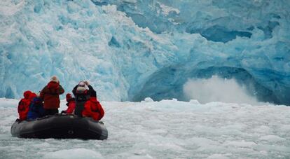 Turistas en un glaciar de Svalbard (Noruega)