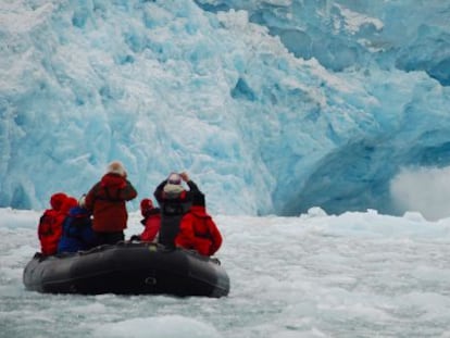 Turistas en un glaciar de Svalbard (Noruega)