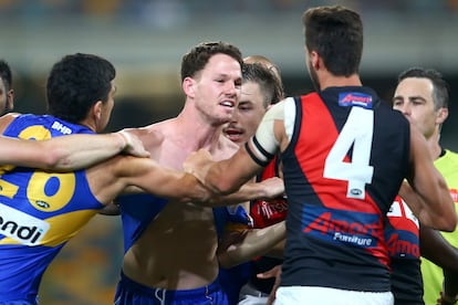 El futbolista Jack Redden con la camisa arrancada durante una pelea con los rivales durante un partido en Brisbane, Australia, en 2020.