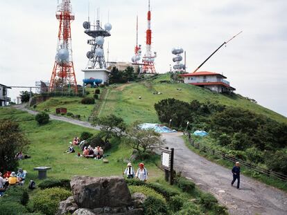 Una tarde de picnic en una montaña de antenas en Kitakyushu, Japón, 2006.