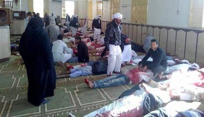Varios muertos yacen en la mezquita de Al Arish (Egipto) tras un atentado con bomba.