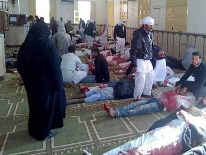 Varios muertos yacen en la mezquita de Al Arish (Egipto) tras un atentado con bomba.