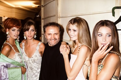 Gianni Versace con Linda Evangelista, Christy Turlington, Claudia Schiffer y Carla Bruni en 1991.